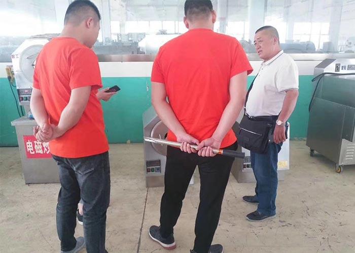 老客户来智工机械订购炒瓜子设备