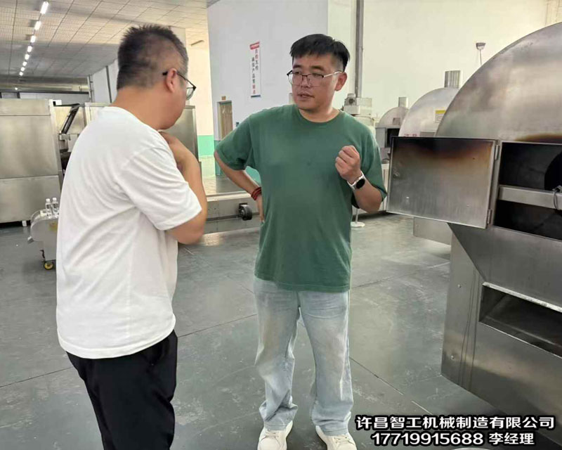 山东客户来厂试机电磁流水线炒货机炒制玉米片
