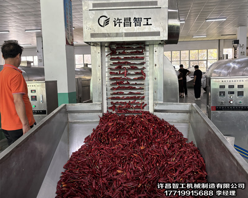 重庆客户自带辣椒来厂试机后很满意，现场签合同订购六米电磁炒辣椒生产线一套