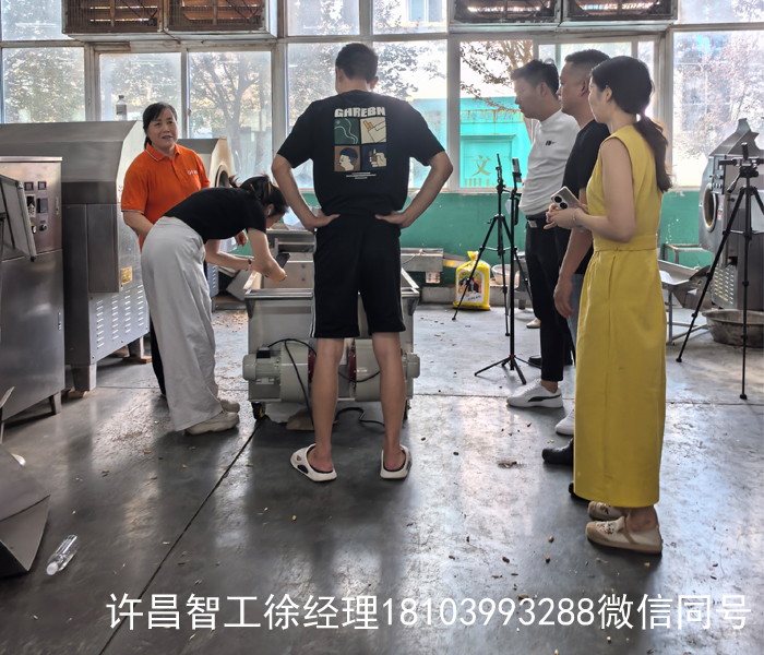 8月16日，河南客户现场试机电磁炒货机加工糊皮花生！