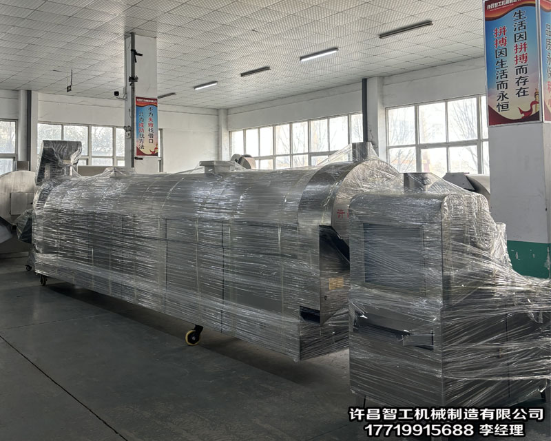 两套电磁流水线炒货机和两台大型滚筒炒货机打包完毕准备发货