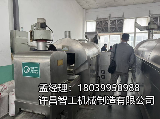 3月4日，客户莅临我厂考察炒苦荞片设备，现场试机、实地看效果。