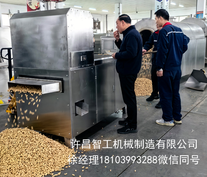 河南客户来厂试用电磁炒货机炒制糊皮花生果效果嘎嘎香