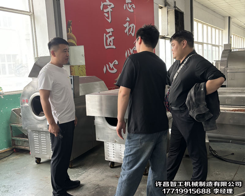 4月26日客户来厂考察并订购多功能电磁炒货机一台