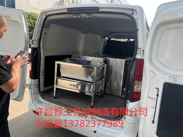 漯河客户订购的电磁炒货机装车发货