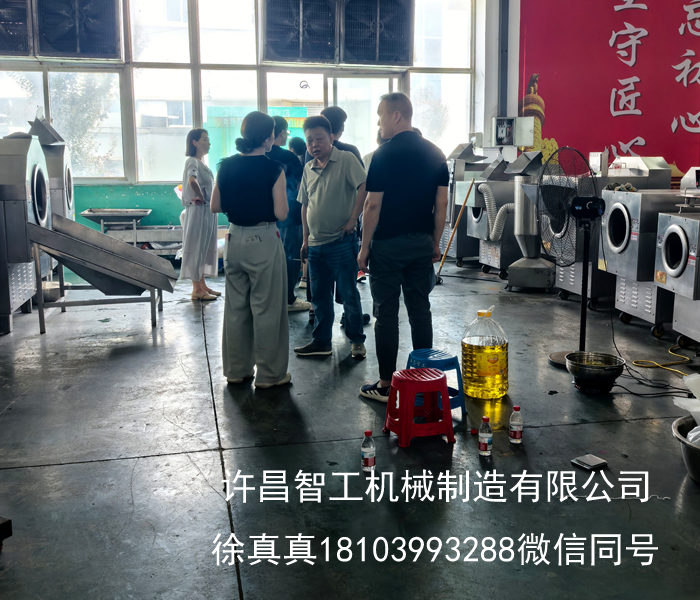 炒货旺季｜全国各地客户来许昌智工考察电磁炒货机